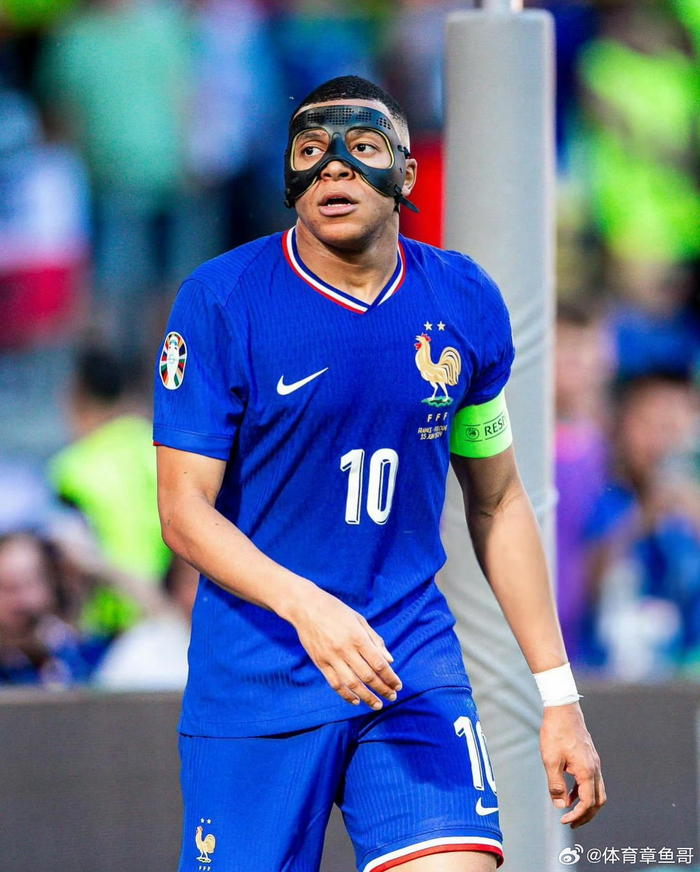 冰球赛场球员猛烈撞击的激烈一刻