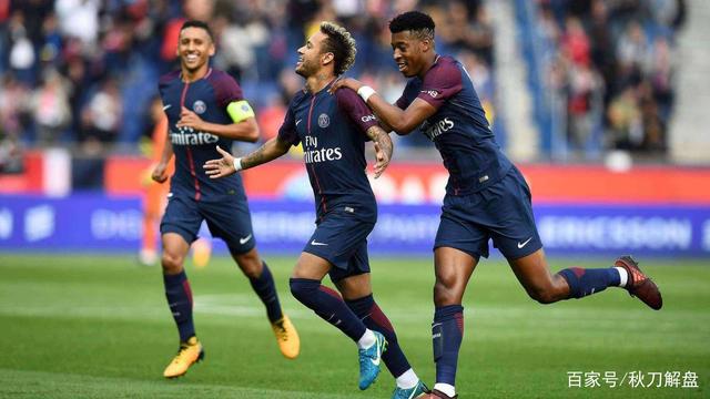 冲浪选手征服巨浪的勇敢瞬间